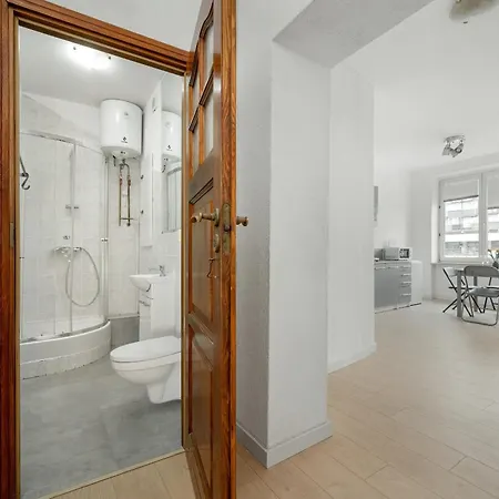 Przytulny Legionow Z Parkingiem By Renters شقة