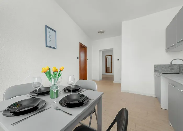 Appartement Przytulny Legionow Z Parkingiem By Renters