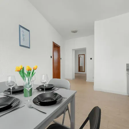 アパート Przytulny Legionow Z Parkingiem By Renters