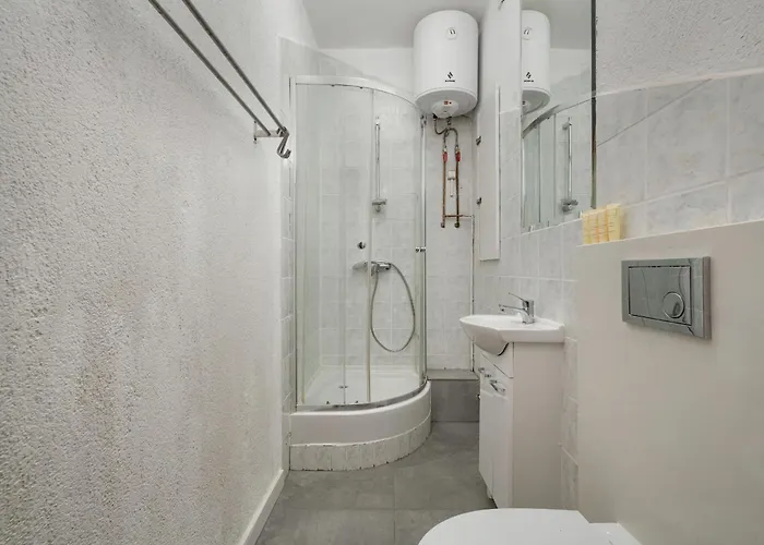 Przytulny Legionow Z Parkingiem By Renters Vratislav